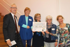 GoudApot reikt de cheque uit